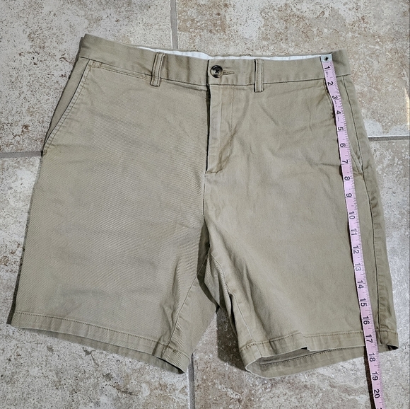 Old Navy Flat Front 7" Shorts Size 33 Khaki Chinos 5 Pockets Ultimate Slim - Picture 6 of 6